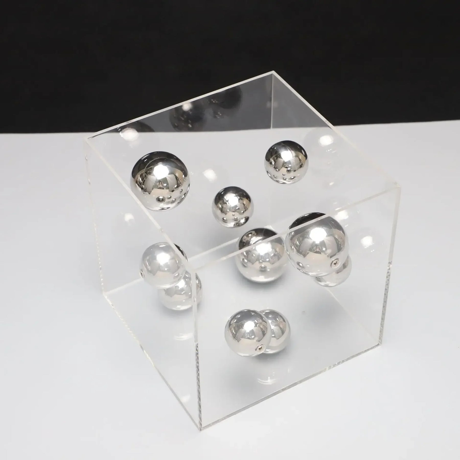 Caixa Decorativa em Acrílico com Bolas em Metal
