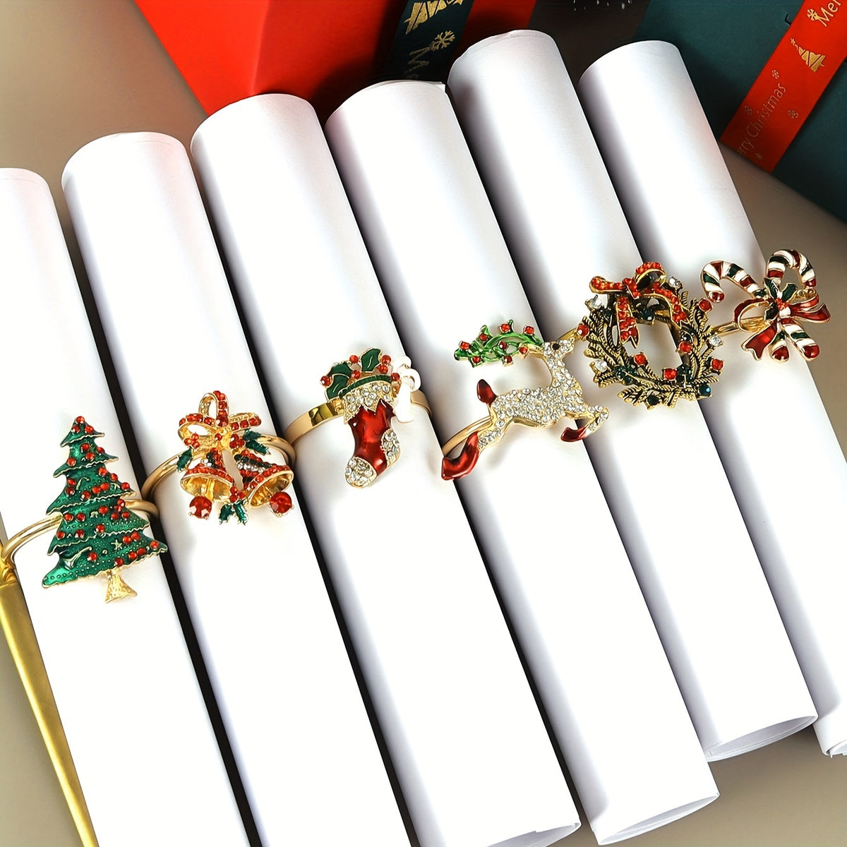 Anéis de guardanapo de Natal em guardanapos brancos enrolados