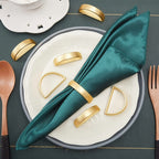Anel de guardanapo dourado em mesa posta clara