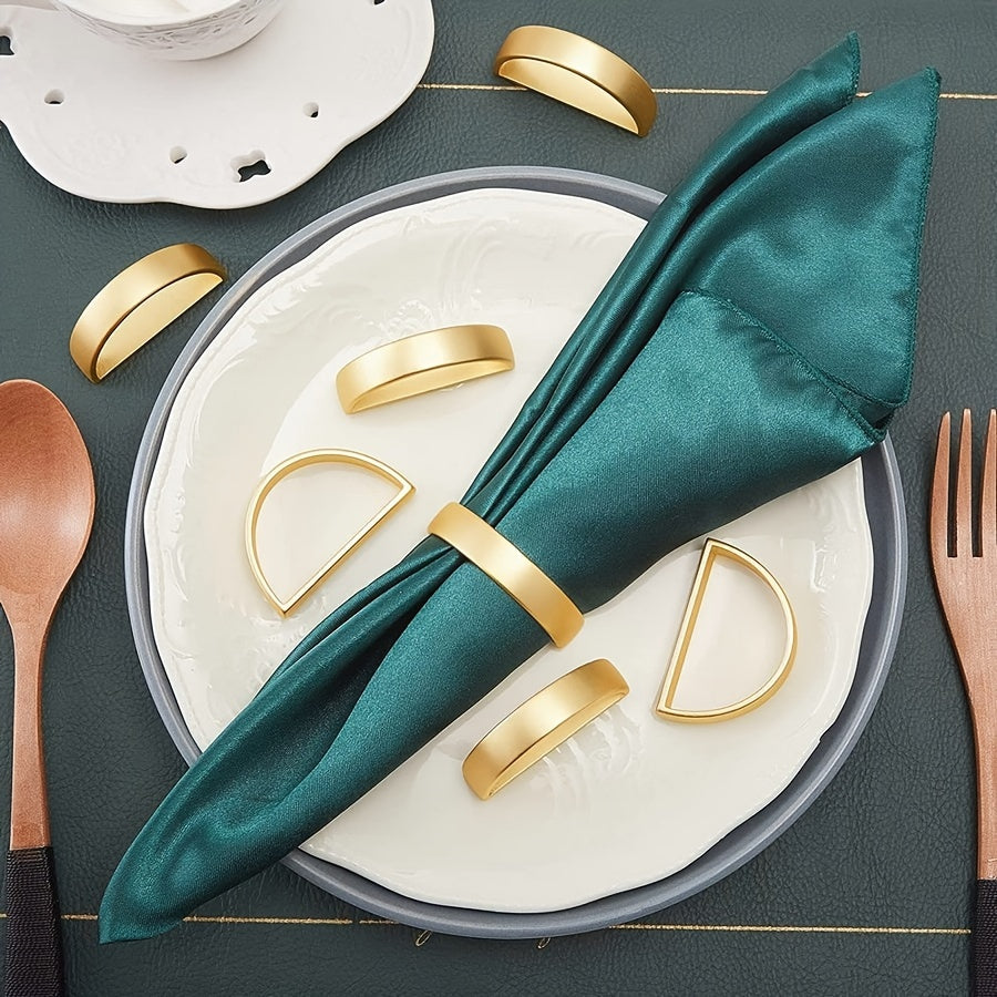 Anel de guardanapo dourado em mesa posta clara
