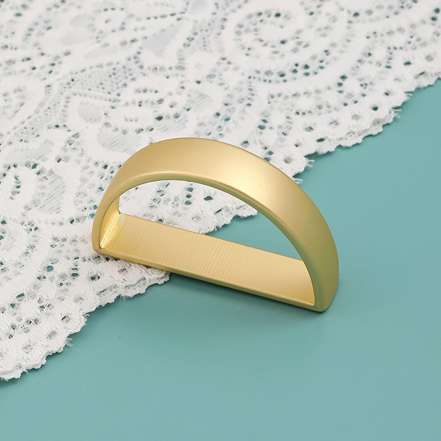 Anéis de guardanapo dourados formato D