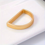 Anel de guardanapo dourado sobre renda