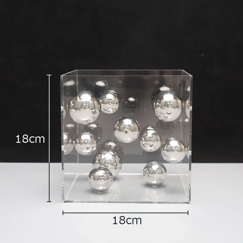 Caixa Decorativa em Acrílico com Bolas em Metal