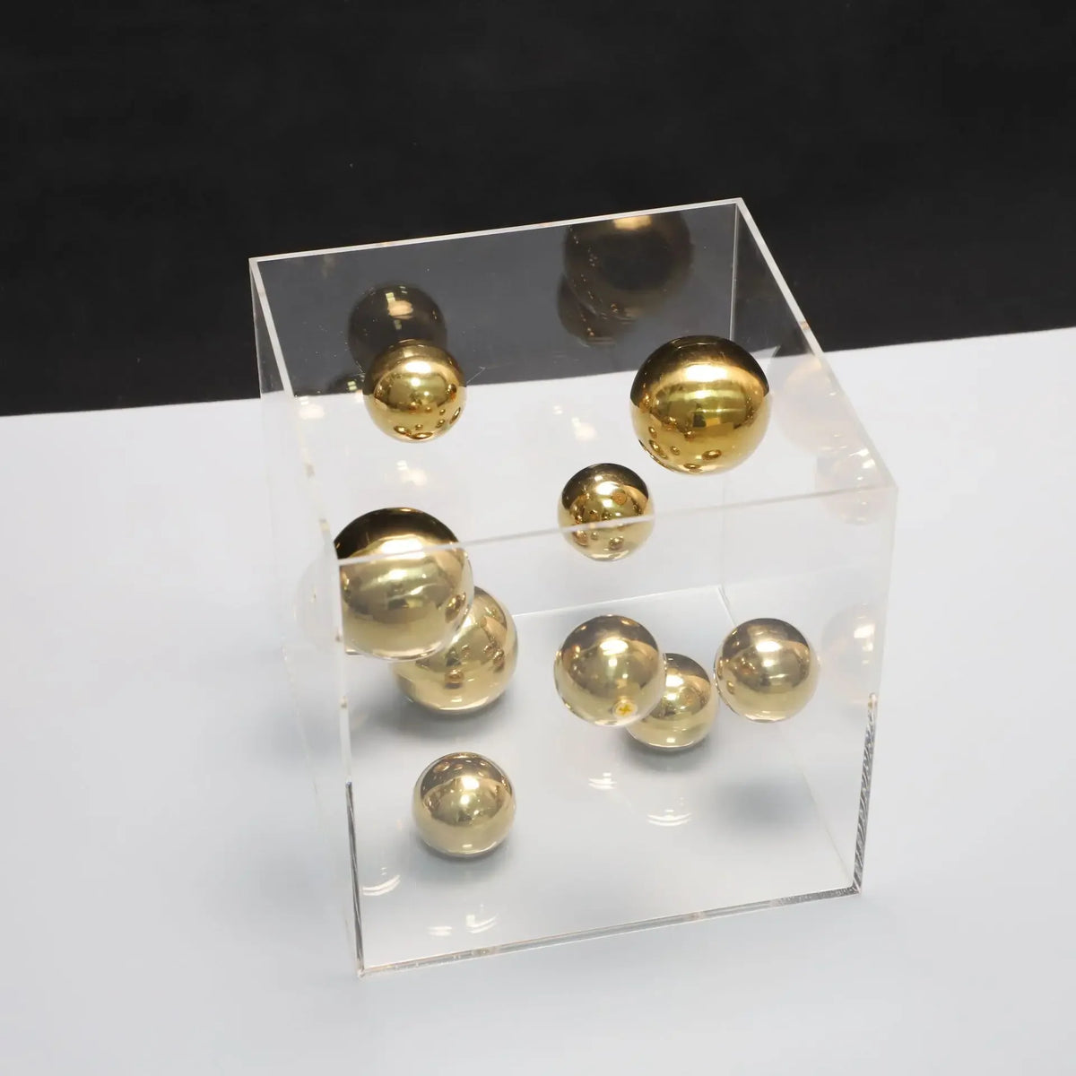 Caixa Decorativa em Acrílico com Bolas em Metal