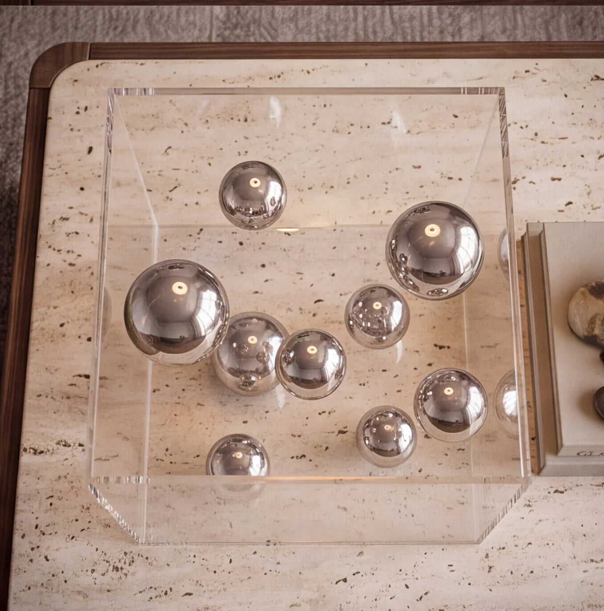 Caixa Decorativa em Acrílico com Bolas em Metal