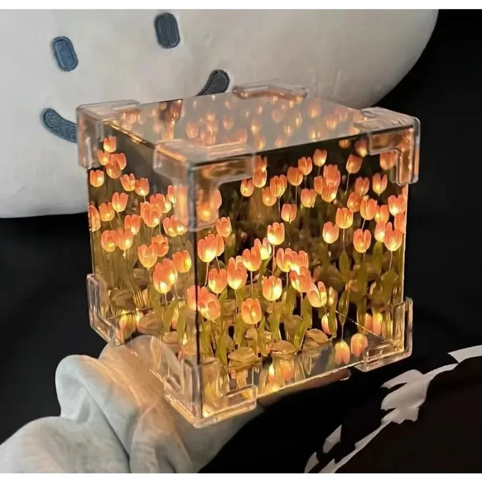 Luminária de Mesa em Cubo Flores de Tulipa - Casa Stony