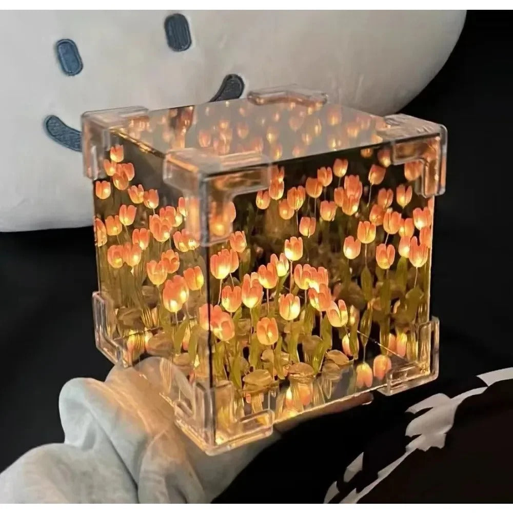 Luminária de Mesa em Cubo Flores de Tulipa
